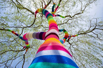 Arbol tejido con estambre de colores en Alemania