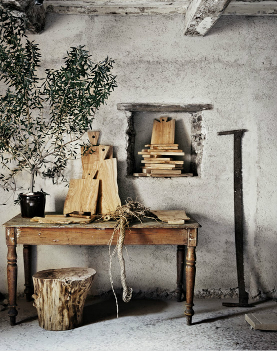Artisan Andrea Brugi natural stool, cutting boards photography by Ditte Isager styling by Christine Rudolph as seen on linenandlavender.net - http://www.linenandlavender.net/2013/07/artisan-feature-andrea-brugi-it.html