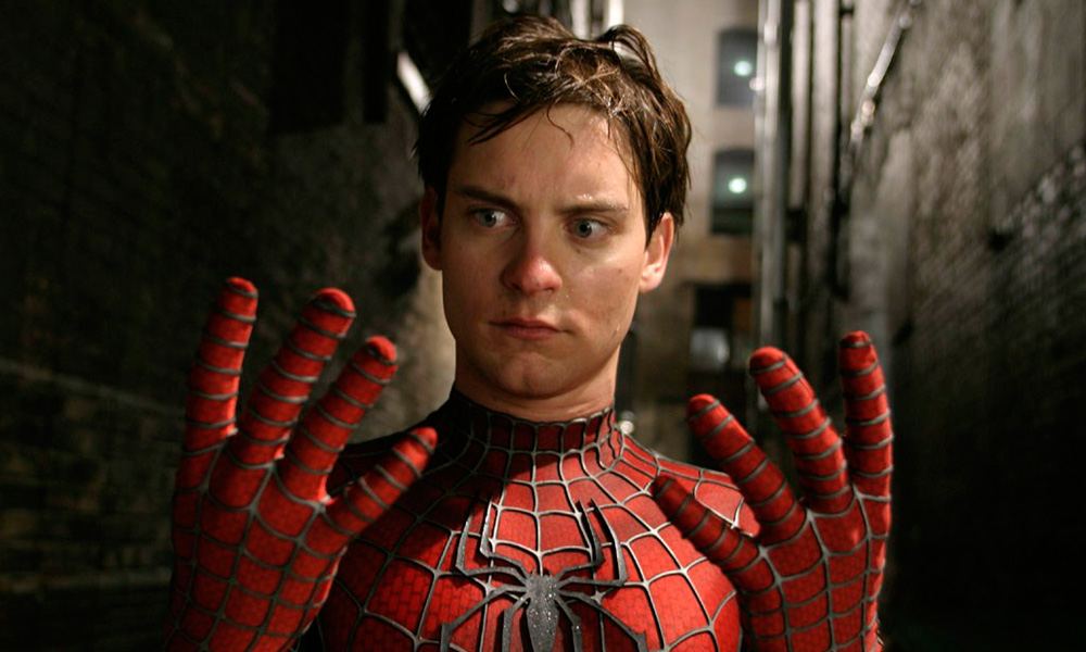 cena do filme Home m-Aranha 2 (2004) onde peter parker com a roupa do herói mas sem mascara olha para suas mãos