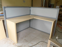 Meja Sekat Kantor Bentuk L