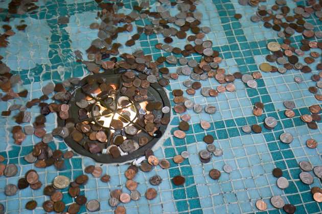 Isto é o que acontece com as moedas que as pessoas lançam nas fontes Elfandarilha