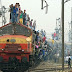 بالصور.. قطارات الهند وازدحام بشري هائل