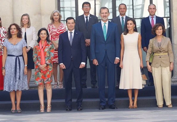 Queen Letizia wore a Pedro del Hierro dress which she had worn before. Her bag and pumps were by Caroline Herrera