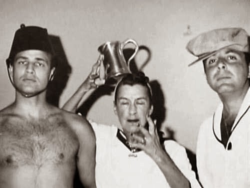 Marlon Brando, Bea Lillie y Stewart Stern, en una fiesta en Topanga Canyon.