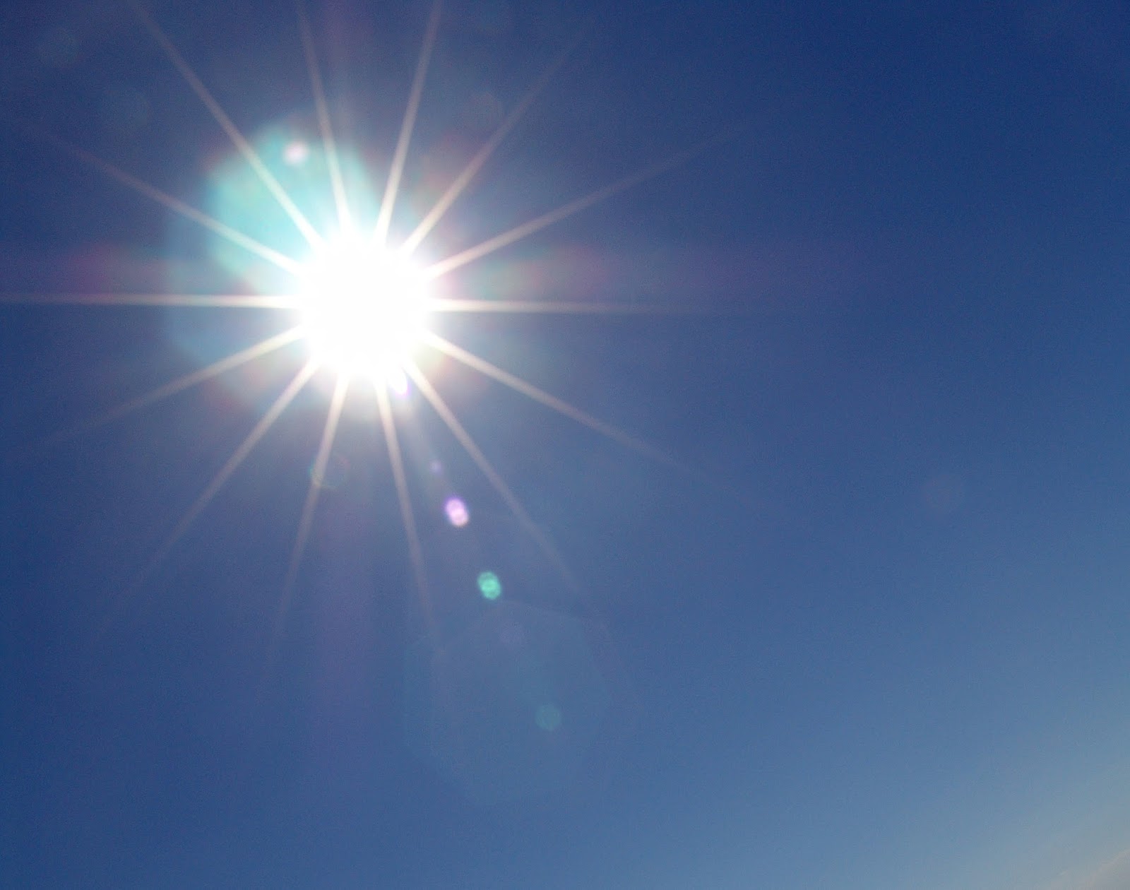 свет солнца. Sun is bright. солнечное небо. лучи солнца. небо солнце.