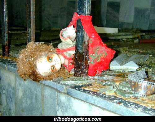 boneca quebrada abandonada