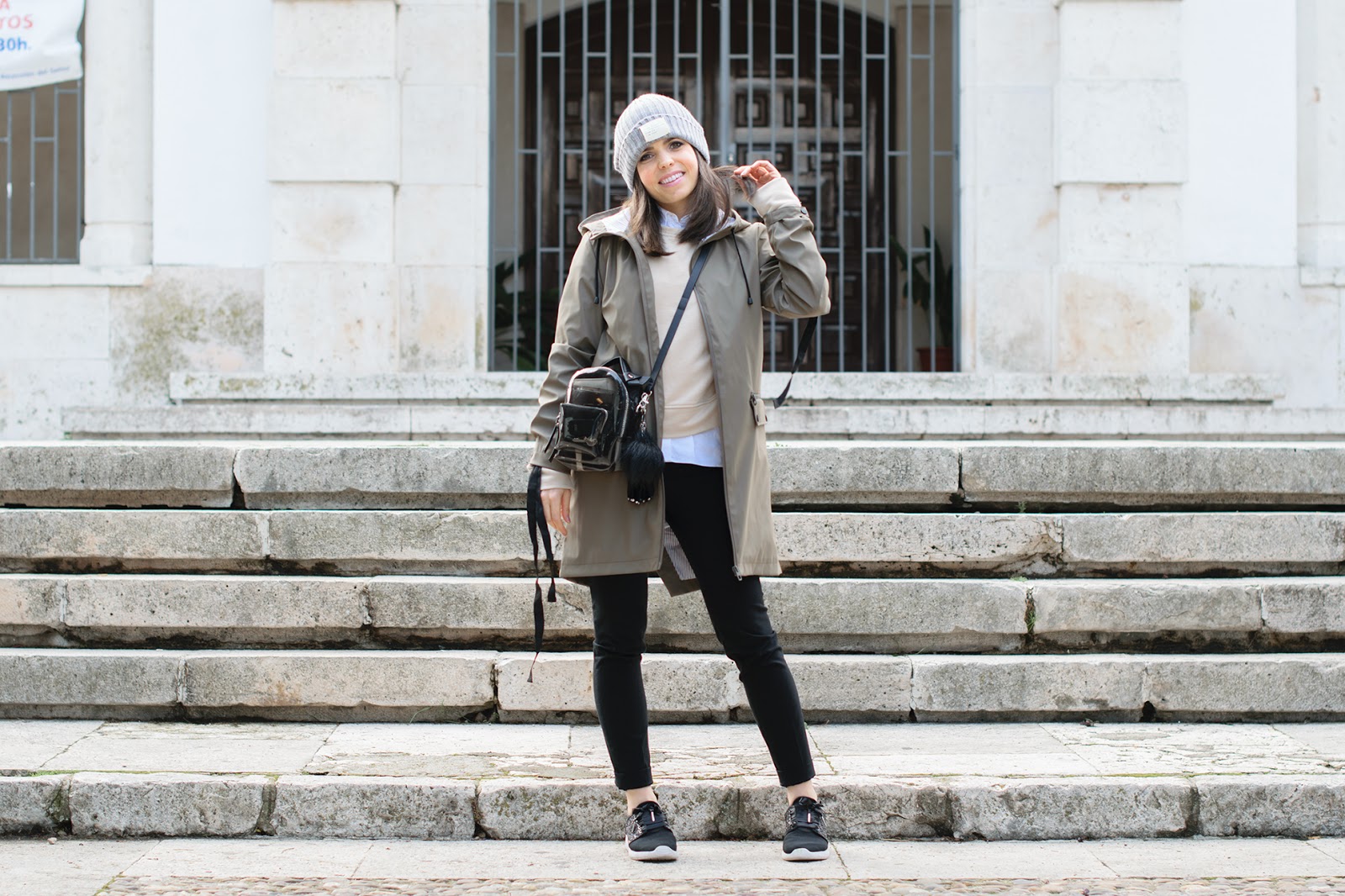 Look con sudadera de cintas de Zara