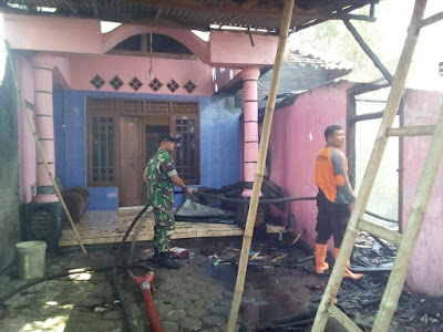 AKIBAT ARUS PENDEK, EMPAT RUMAH DAN TIGA MOTOR LUDES TERBAKAR AKIBAT ARUS PENDEK, EMPAT RUMAH DAN TIGA MOTOR LUDES TERBAKAR