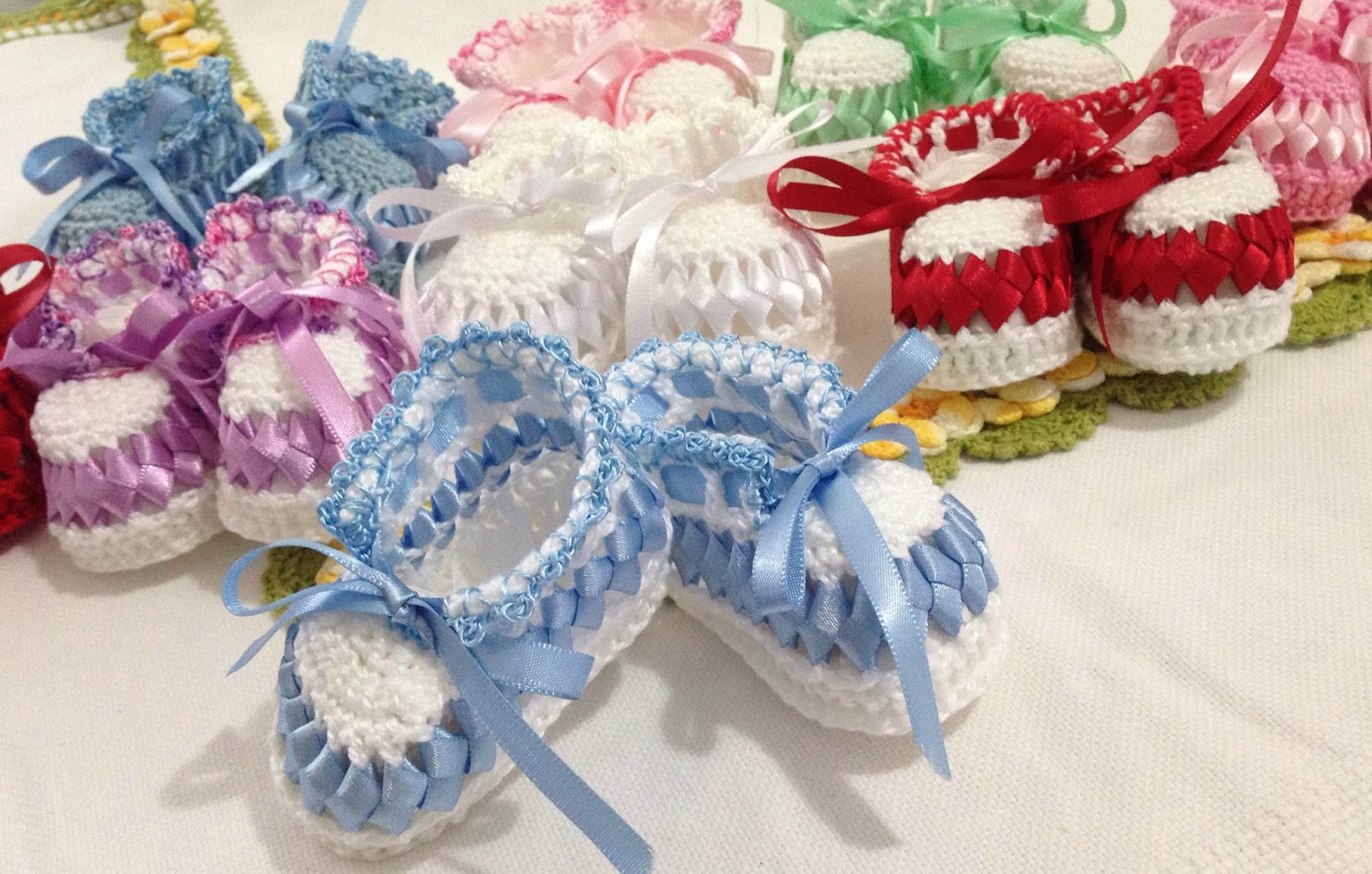 sapatinho de bebe com fita de cetim