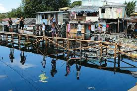 Manaus:Favela Igarapé, esgoto, lixo são lançados sobre os rios, cuja água também é usada para banho