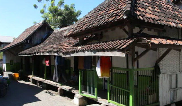 pesantren pertama di indonesia dan pendirinya kyai tertua di indonesia