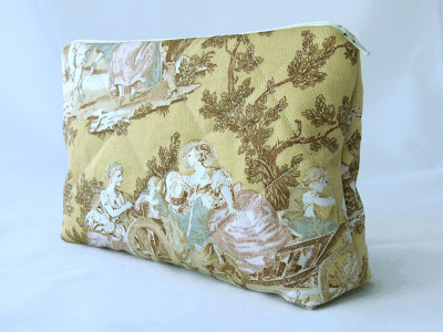 DIY Kosmetiktasche Toile de Jouy selbst nähen Anleitung DIY Kosmetiktasche Toile de Jouy selbst nähen Anleitung