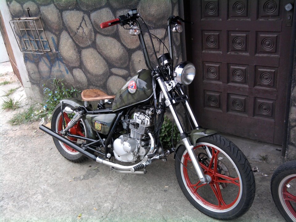 Suzuki Intruder 125 bobber Amarela 