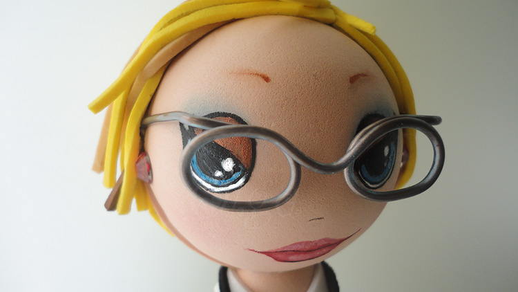 fofucha hippie con pantalon acampanado pelo corto y collar.flores y mariposas de goma eva