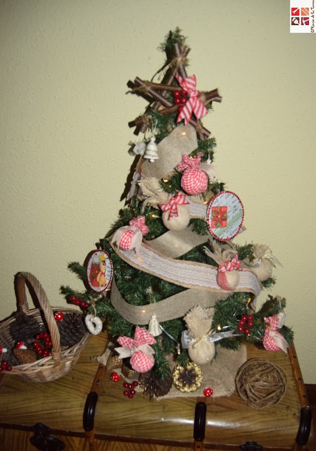 árbol de navidad con adornos rústicos