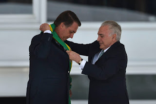 Após receber faixa, Bolsonaro defende fim de corrupção e de vantagens Após receber faixa, Bolsonaro defende fim de corrupção e de vantagens