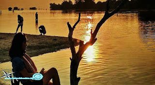 suasana matahari terbenam di pulau pari wisata pulau pari