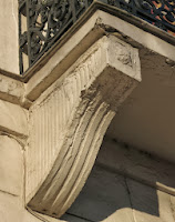 Console enduite du balcon du 28 quai de Béthune à Paris