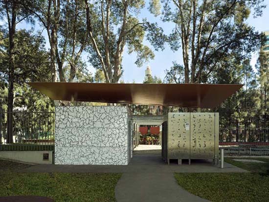 Desain inspiratif WC umum di taman kota