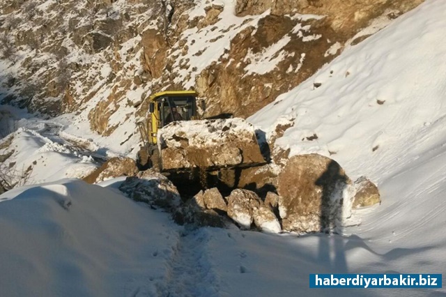 Diyarbakır Büyükşehir Belediyesi kapanan 3 bin 651 kilometre yolu ulaşıma açtı DİYARBAKIR-Diyarbakır Büyükşehir Belediye Başkanı Cumali Atilla’nın talimatıyla oluşturulan kriz masası denetiminde ilçelerdeki kırsal bölgelerde 31 Ocak’ta başlatılan karla mücadele ve yol açma çalışmaları tamamlandı.