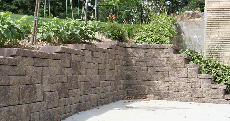 The Allan Block Blog How Do I Build Retaining Wall Corners - How To Cap A Retaining Wall Corner