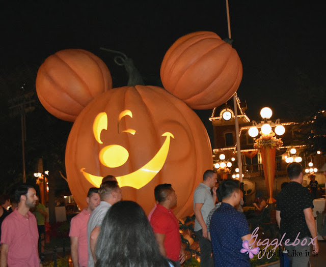 Mickey Mouse jack-o-lantern, how to make a Mickey Mouse jack-o-lantern, Halloween Disneyside, Halloween Disney decorating, Halloween, pumpkin carving, Disney pumpkin carving, jack-o-lantern idea, Disneyside,