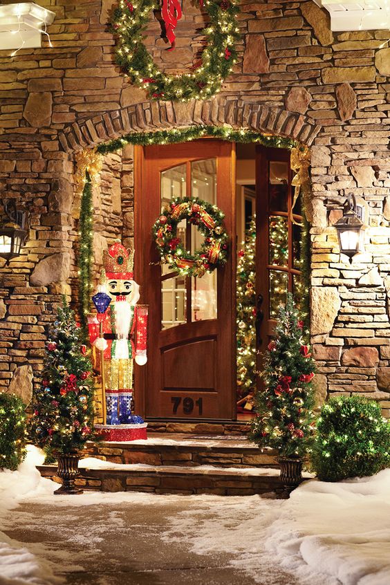 25 Christmas Decor Ideas For Your Entryway - Holidays Blog ...