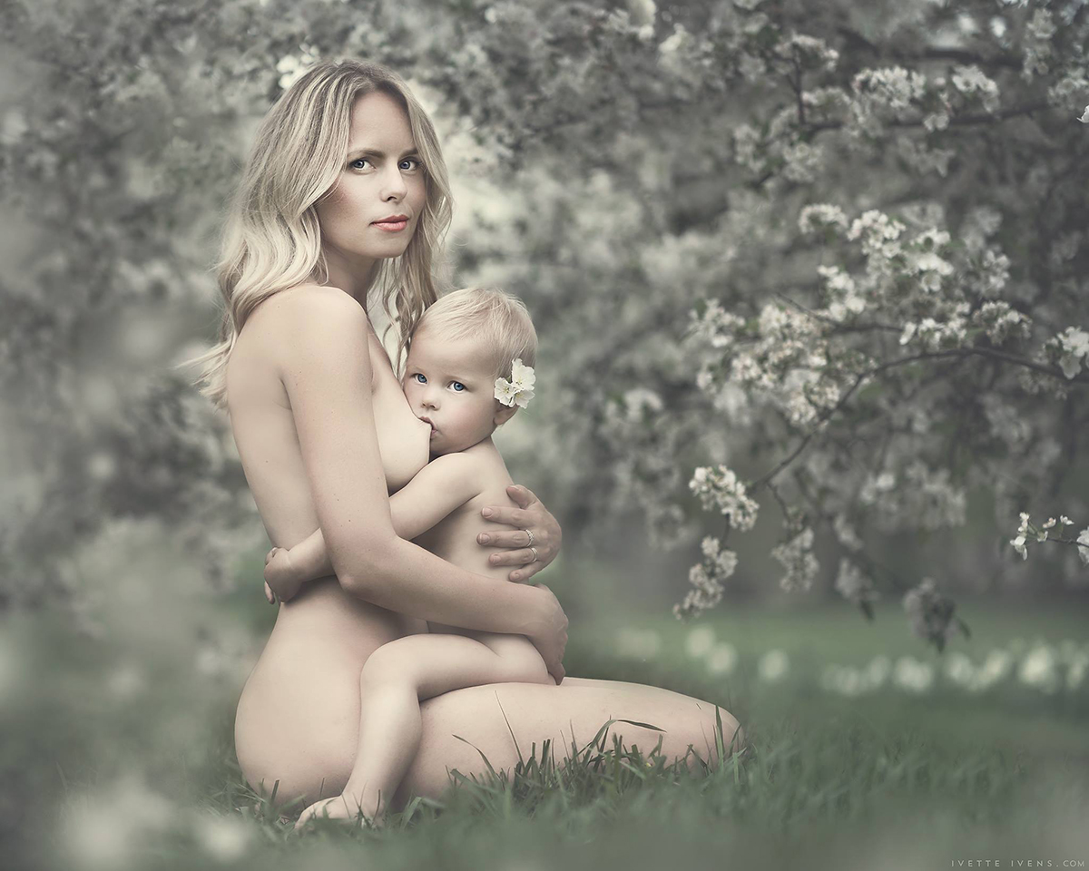 Fotógrafa cria série com mães que amamentam crianças com mais de um ano 