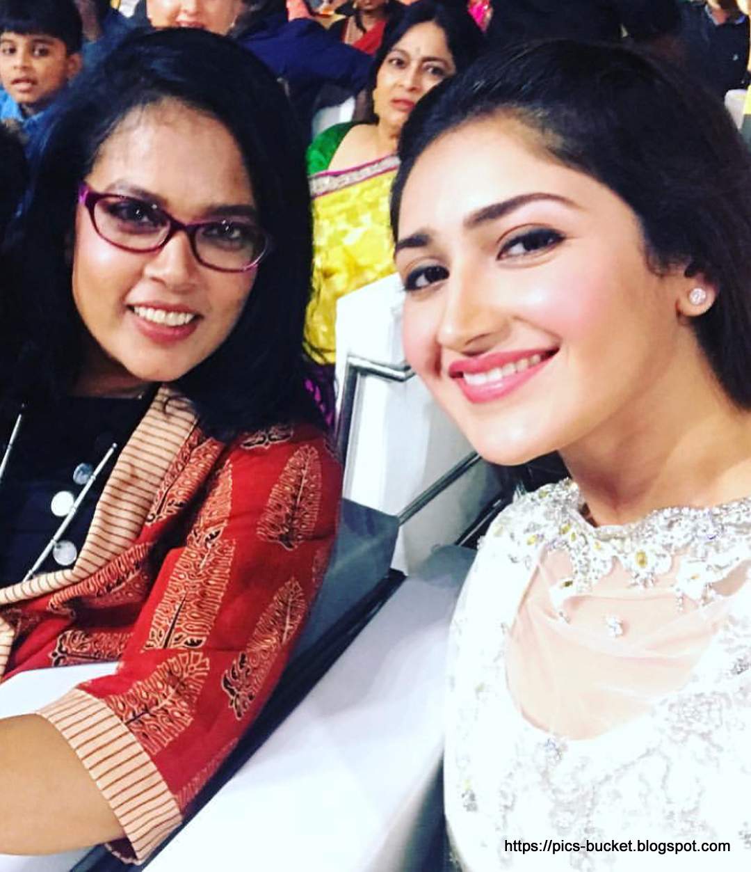 Actress Sayesha Saigal hd photos, Latest Wallpapers