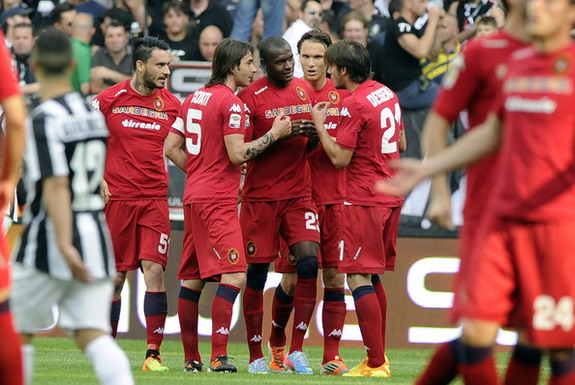Víctor Ibarbo celebrates with Cagliari teammates after scoring a goal against Juventus