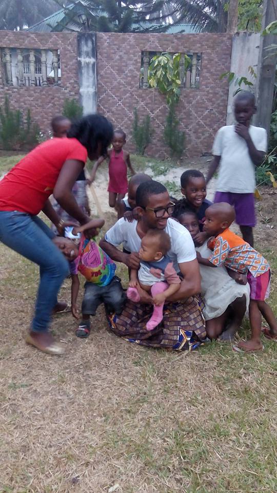 FUNNY: Nigerian man tries breastfeeding his baby in the absent of the wife  - see photos - Alex Oduanam's Blog