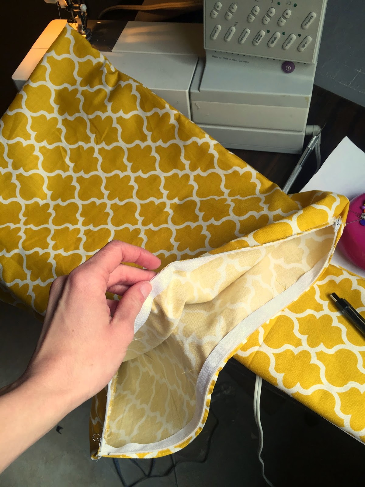 Sunshine and a Summer Breeze Zippered Pillow Case Tutorial