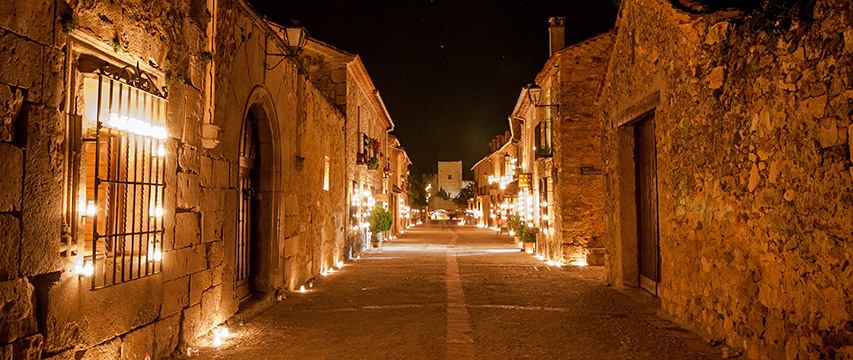 La noche de las velas en Pedraza, Segovia