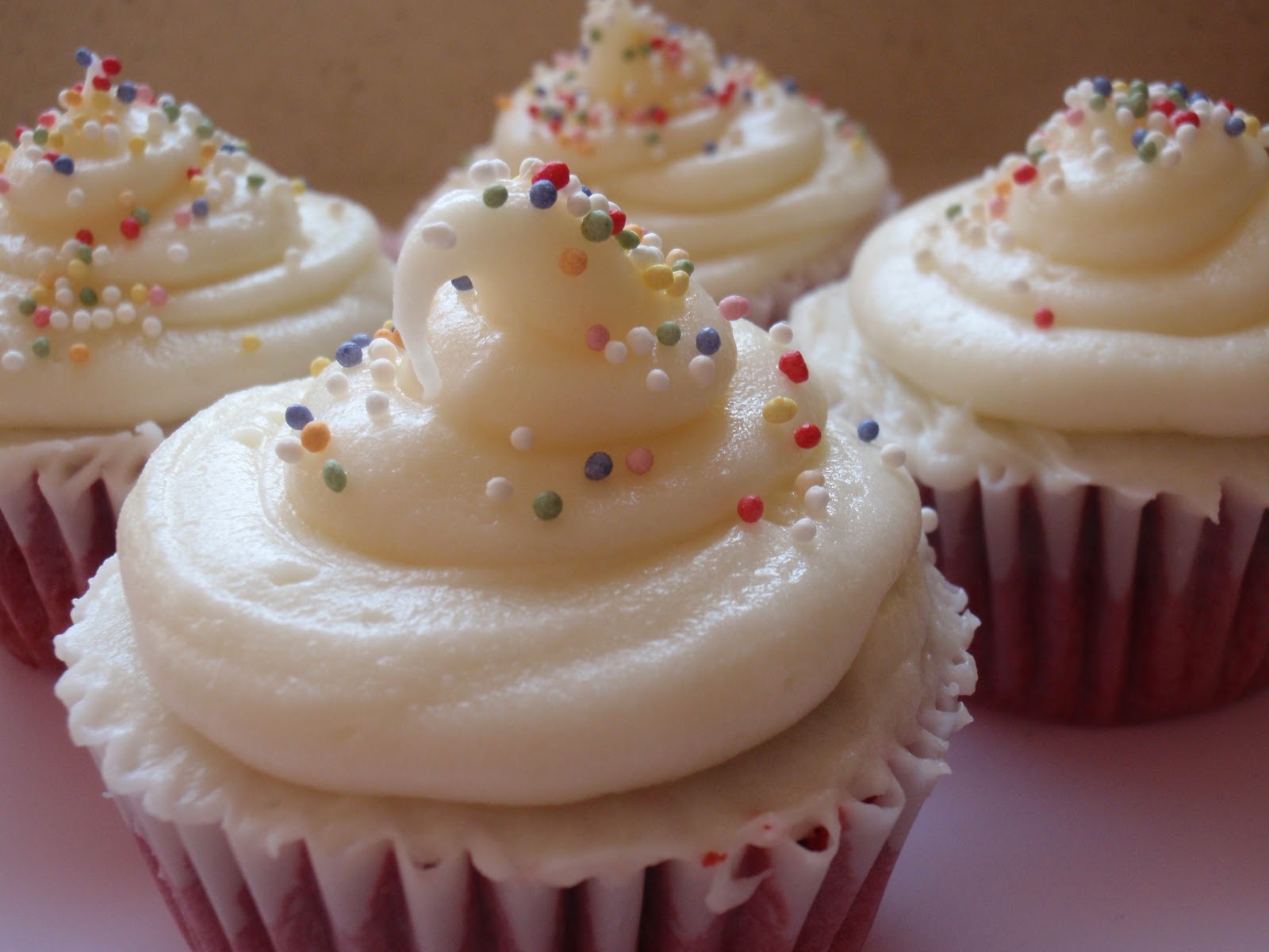 Bake My Day Red Velvet Cupcakes con frosting de Queso Crema (receta de