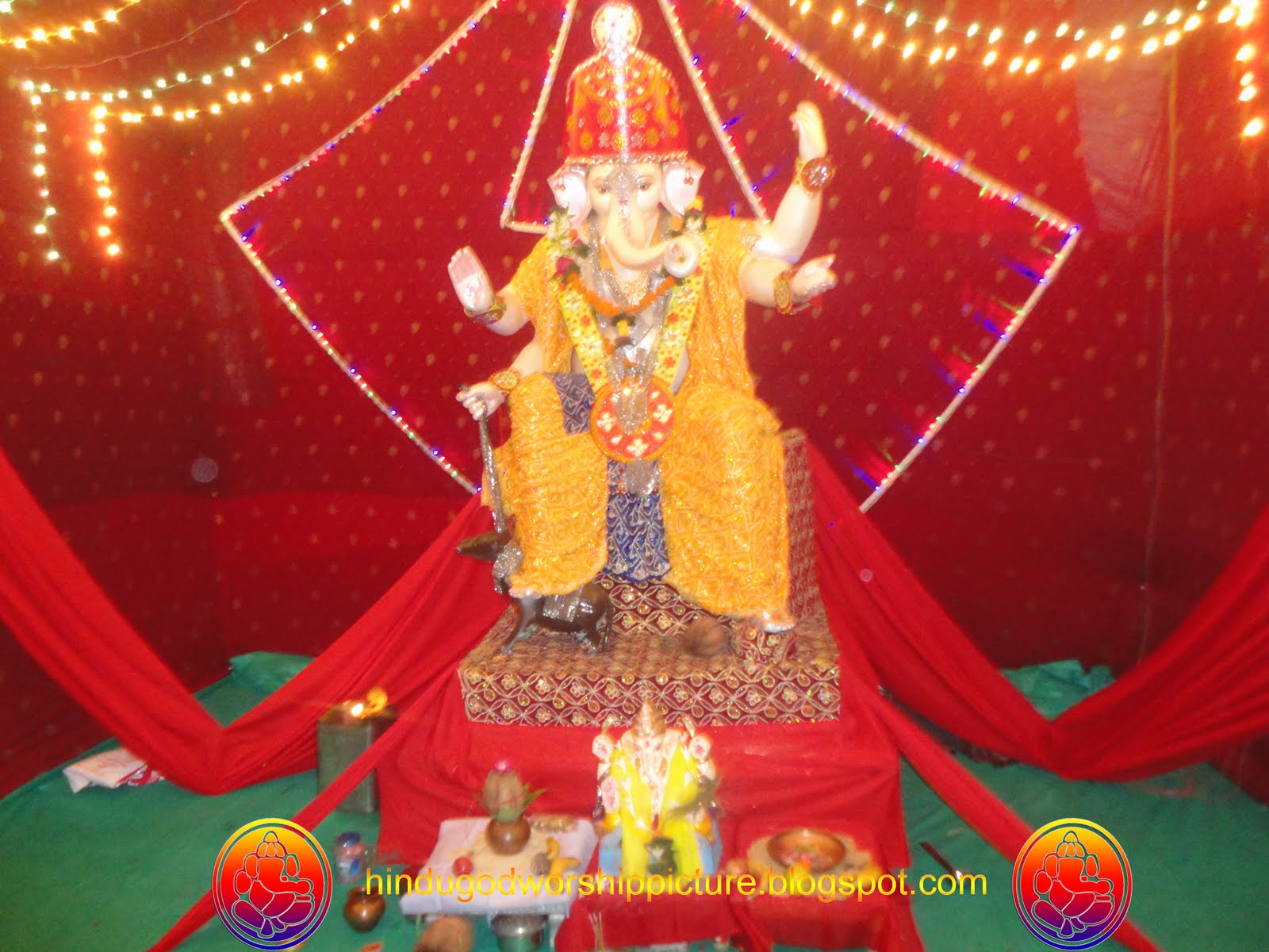 http://4.bp.blogspot.com/-XN_NGbDSz1I/TmUEWTy_0gI/AAAAAAAAHAQ/elZnDFSyQzE/s1600/bal-ganesh-idol-ganesh-chaturthi-festival-2011.JPG