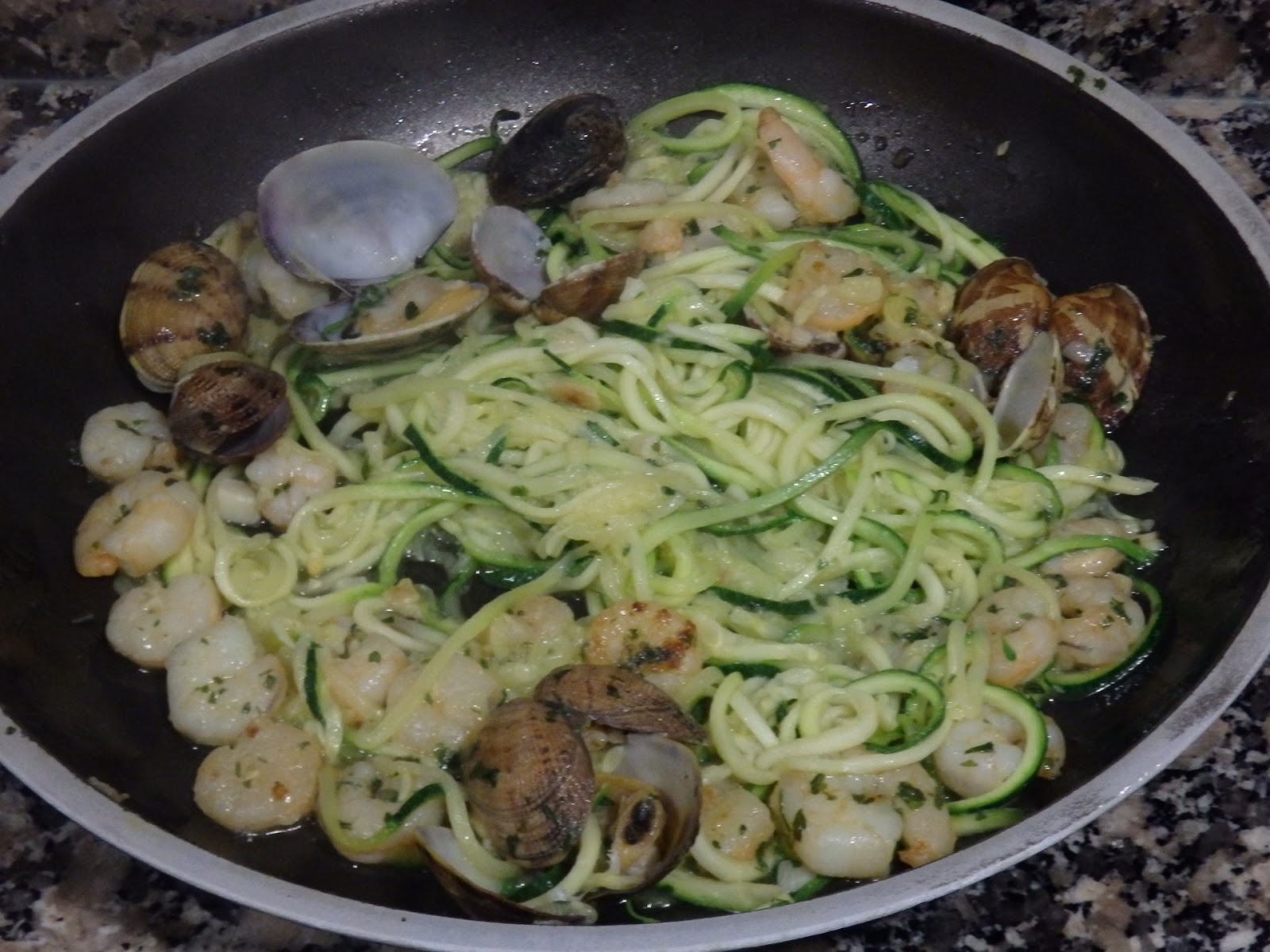 OSUKAA IS COOKING SPAGHETTI DE CALABACÍN CON GAMBAS Y ALMEJAS AL