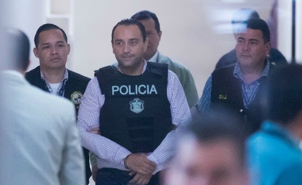 OBLIGAN A LAVAR LOS BAÑOS A EX GOBERNADOR PRIISTA DE QUINTANA ROO OBLIGAN A LAVAR LOS BAÑOS A EX GOBERNADOR PRIISTA DE QUINTANA ROO