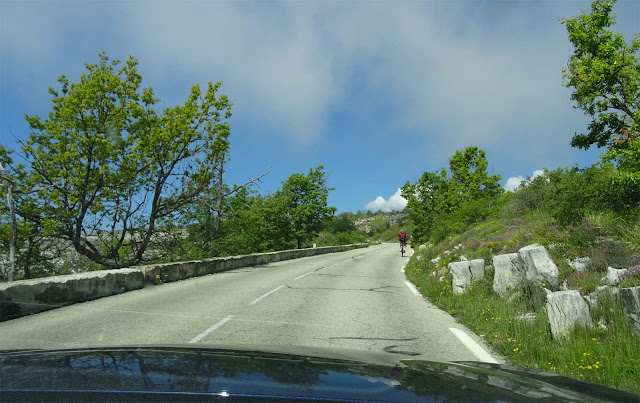 In der Kurve zum Col de Vence, Wolken, Grüne Bäume, 
