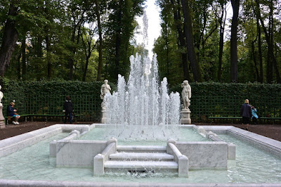 Saint Pétersbourg Le jardin d'été : Fontaine en marbre