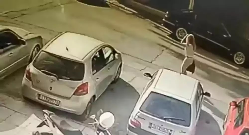 Καλλιθέα: Βίντεο - ντοκουμέντο από την επίθεση με βιτριόλι στην 34χρονη Καλλιθέα: Βίντεο - ντοκουμέντο από την επίθεση με βιτριόλι στην 34χρονη