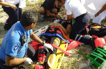 ¡Cae del paracaídas!: turista norteamericana se fractura pierna, se desploma en playa Hotel Sandos Playacar