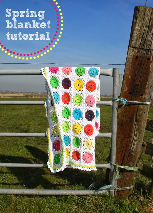 Crochet blanket: flowers in squares, free pattern | Happy in Red Crochet blanket: flowers in squares, free pattern | Happy in Red