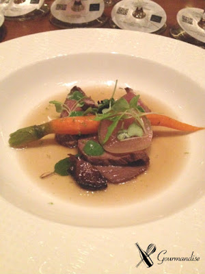 Gourmandise A Mesa dos Chefs Gilles Tournadre emincé de wagyu marinado, legumes orgânicos dp jardim e consommé de especiarias na memória do sul da Ásia