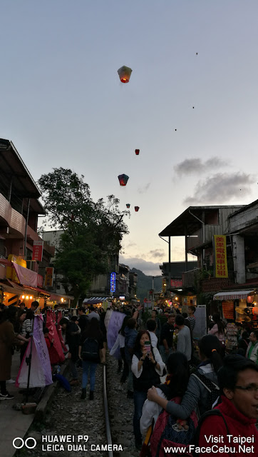 Oh! look at those lanterns in the sky.. Oh! look at those lanterns in the sky..