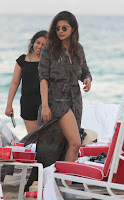 Priyanka Chopra on the beach Day 3 with friends in Miami Exclusive Pics 021.jpg Priyanka Chopra on the beach Day 3 with friends in Miami Exclusive Pics 021.jpg
