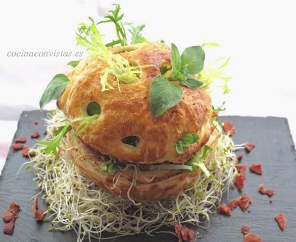 Ensalada de trigo tierno, queso feta, tomate seco, brotes verdes y crujiente de jamón.