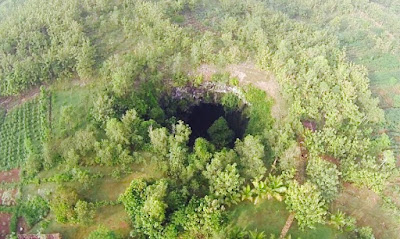 Indonesia sangat akan pegunungan dan salah satu pegunungan unik di terletak di Pulau Jawa  Geopark Pegunungan Sewu, Taman Dasar Laut Purba Terindah di Dunia