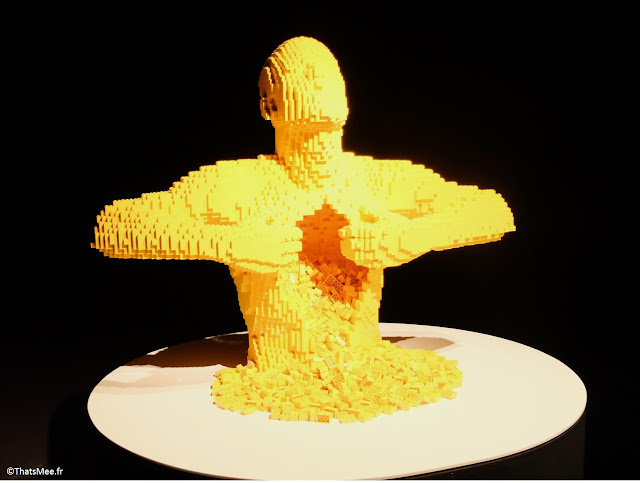 Yellow, Ouverture de soi sur le monde bonhomme jaune ventre potrine ouverte by Nathan Sawaya expo The Art Of Brick Porte de Versaille Paris