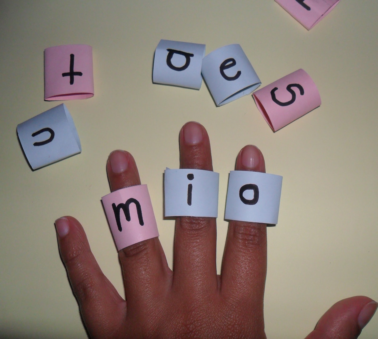 Material pedagógico hecho en casa: Anillos de letras