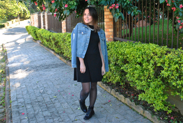 vestido preto jaqueta jeans